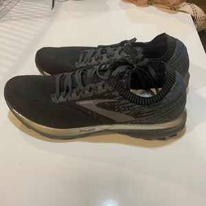 Brooks Ricochet flyknit